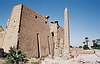 Chram boha Amona v Luxore. Druhy obelisk je v Parizi.
Amon Temple in Luxor. Missing obelisk is in Paris.