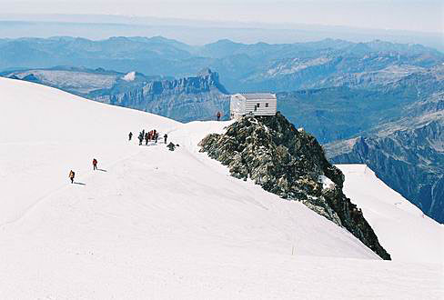 
Vallot emergency hut (4362 m).

