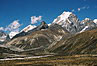 
Lobuche (vpravo, 6145 m) a Cho Oyu (vlavo v dialke, zasnezeny, 8201 m).
Lobuche (right, 6145 m) a Cho Oyu (on the left in a distance, snowy cap, 8201 m).
