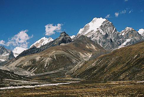 
Lobuche (right, 6145 m) a Cho Oyu (on the left in a distance, snowy cap, 8201 m).
