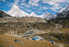 
Dedina Lobuche, vlavo vzadu vrchol Pumo Ri (7165 m).
Lobuche village, in the left Pumo Ri peak (7165 m).
