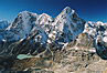 
Taboche (6367 m), Cholatse (6335 m) a Arakam Tse (6423 m).
Taboche (6367 m), Cholatse (6335 m) and Arakam Tse (6423 m).
