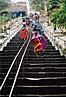 
Strme schody na Swayambunath.
Steep steps to Swayambunath.
