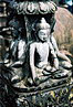 
Socha budhu pri Swayambunath stupe.
Buddha statue in Swayambunath.
