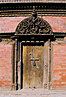 
Dvere s vyrezavanym portalom.
Door with carved portal.
