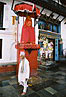 
Vchod do stareho kralovskeho palaca. Socha boha Hanumana s cervenou pastou na tvari od prajnych veriacich.
Old Royal Palace entrance. Hanuman's statue with lot of paste on his face applied by faithful followers.
