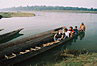
Kanoe, vydlabane z kmena jedneho stromu. Unieslo nas jedenastich. Narodny park Chitwan.
Canoe, constructed from single tree trunk. Chitwan National Park.
