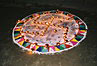 
Svastika - hinduisticky pozitivny symbol. Vyzdoba pred domom v den festivalu svetiel.
Swastika - positive Hindu symbol. Decoration in front of the house during Festival of lights.
