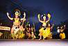 Polynezske tance. Hra farieb.
Polynesian dancers.